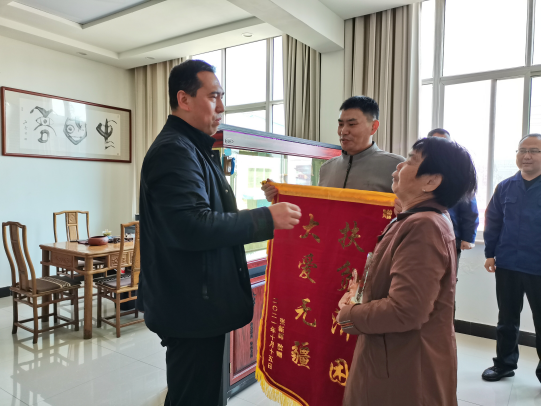 【噓寒問(wèn)暖送關(guān)懷 共襄善舉人間情 】---慰問(wèn)員工家屬，關(guān)愛貧困傳遞真情